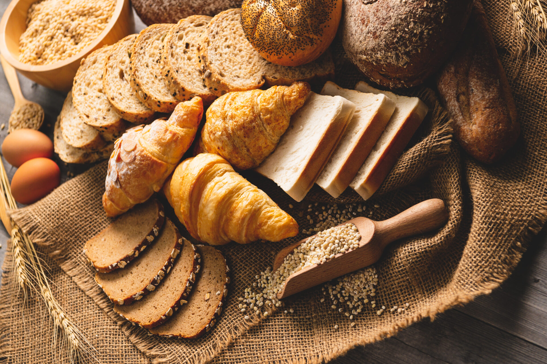 たくさんの種類のパンと麦
