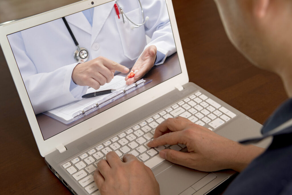 オンライン診療を受けている患者のパソコン画面のアップ