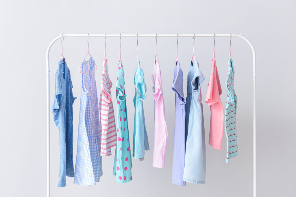 子供服のかかったハンガーラック