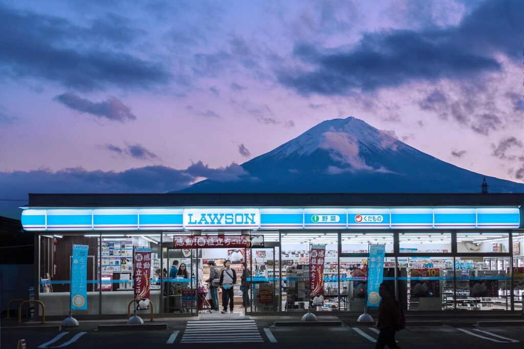 富士山とコンビニのローソン