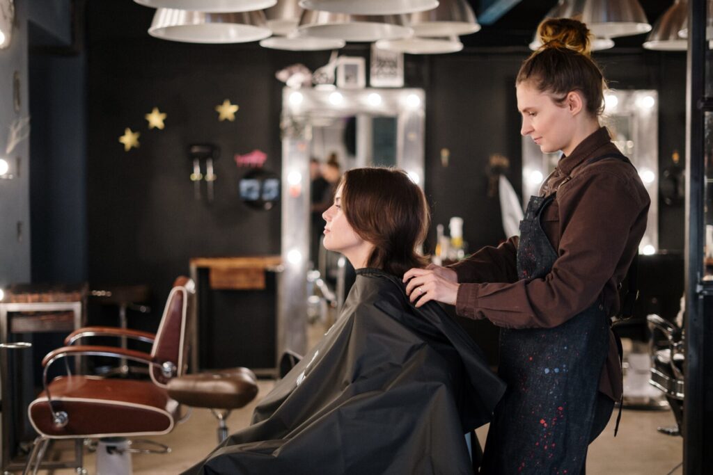 美容院で髪を切る店員と客