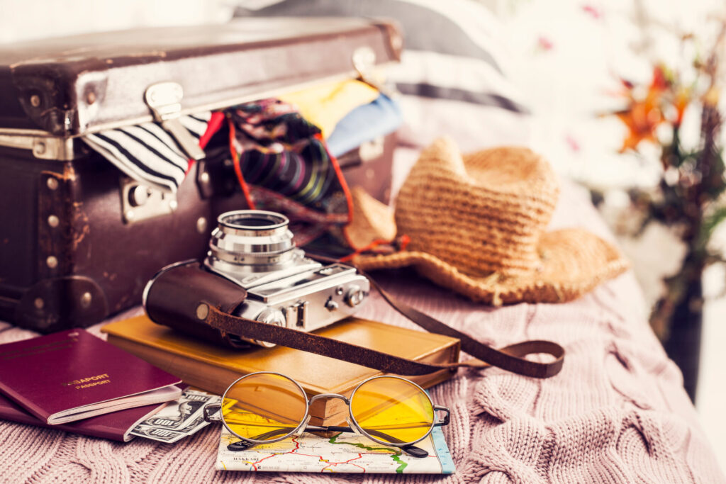 カメラや麦わら帽子、本、サングラス、スーツケースなど旅行の準備道具