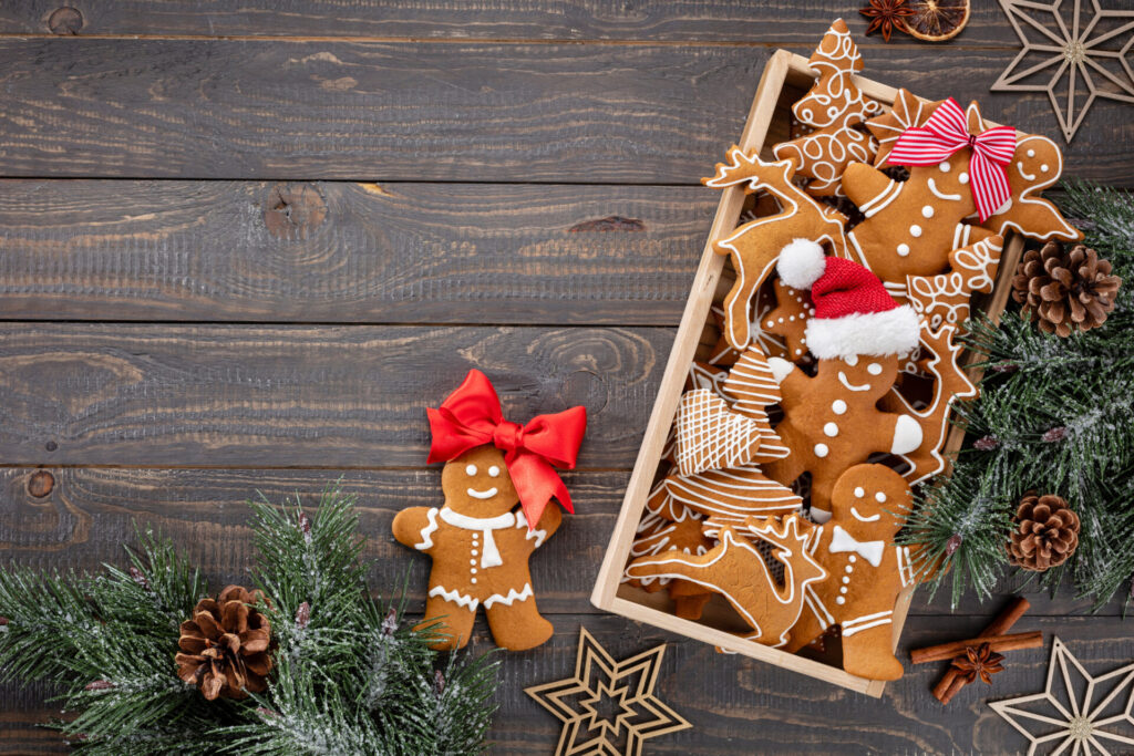 クリスマスをイメージさせる星や松ぼっくり、ジンジャークッキー