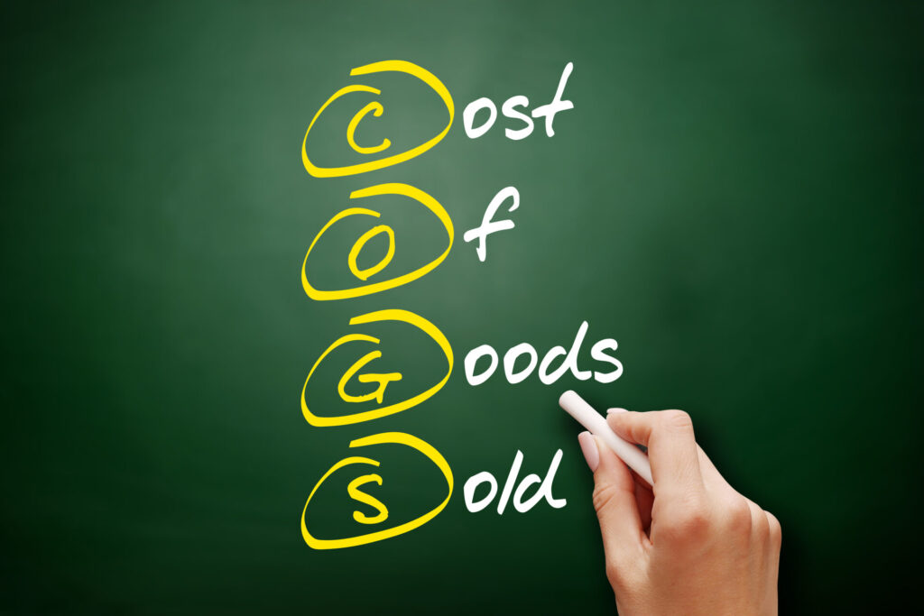 「Cost of Goods Sold 」と書かれた黒板の文字