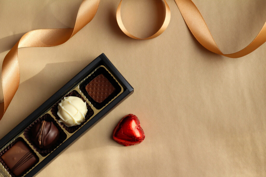 チョコレートとゴールドのリボン　バレンタイン