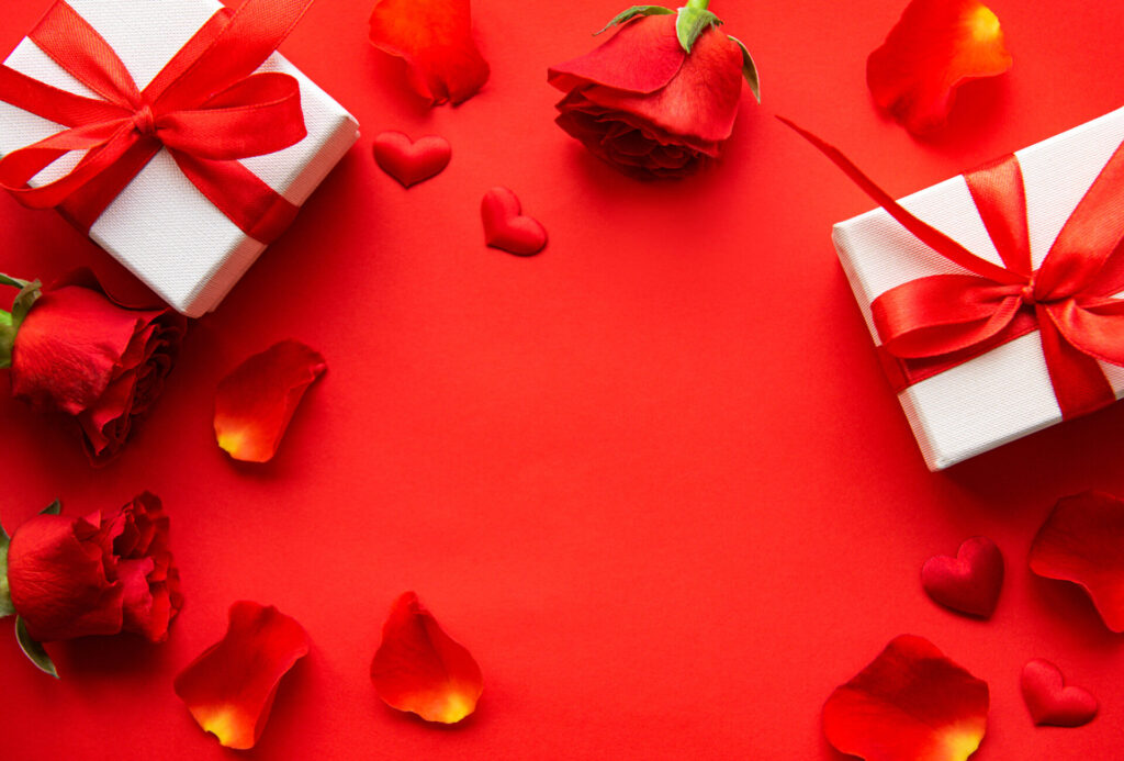 赤いバックにプレゼントと赤いバラの花びら