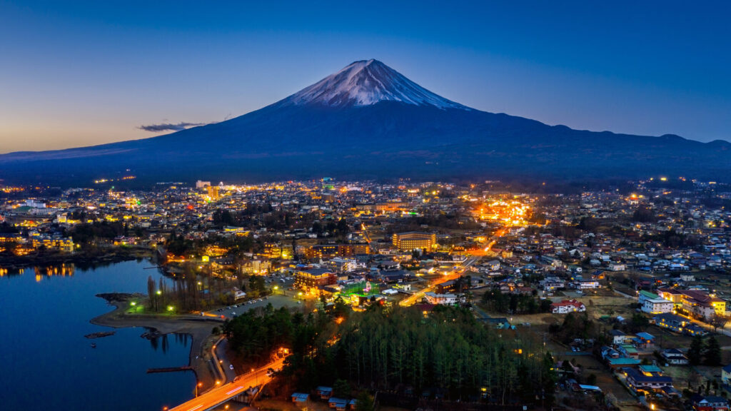 富士山と山下の街並み夜景