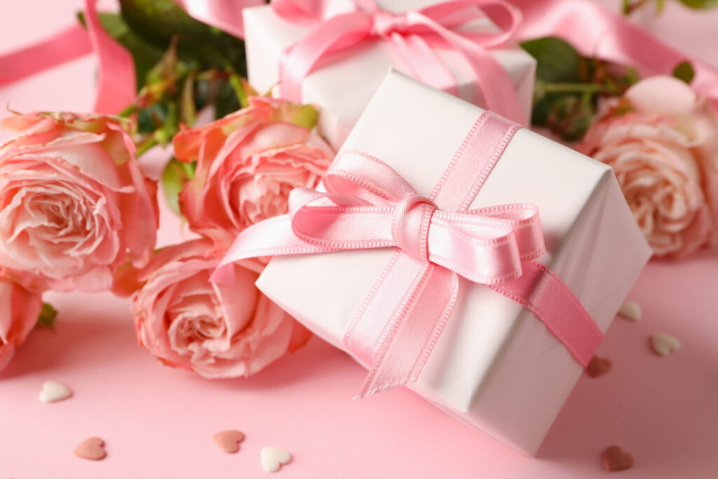 ピンクリボンのプレゼントとぴくのバラ