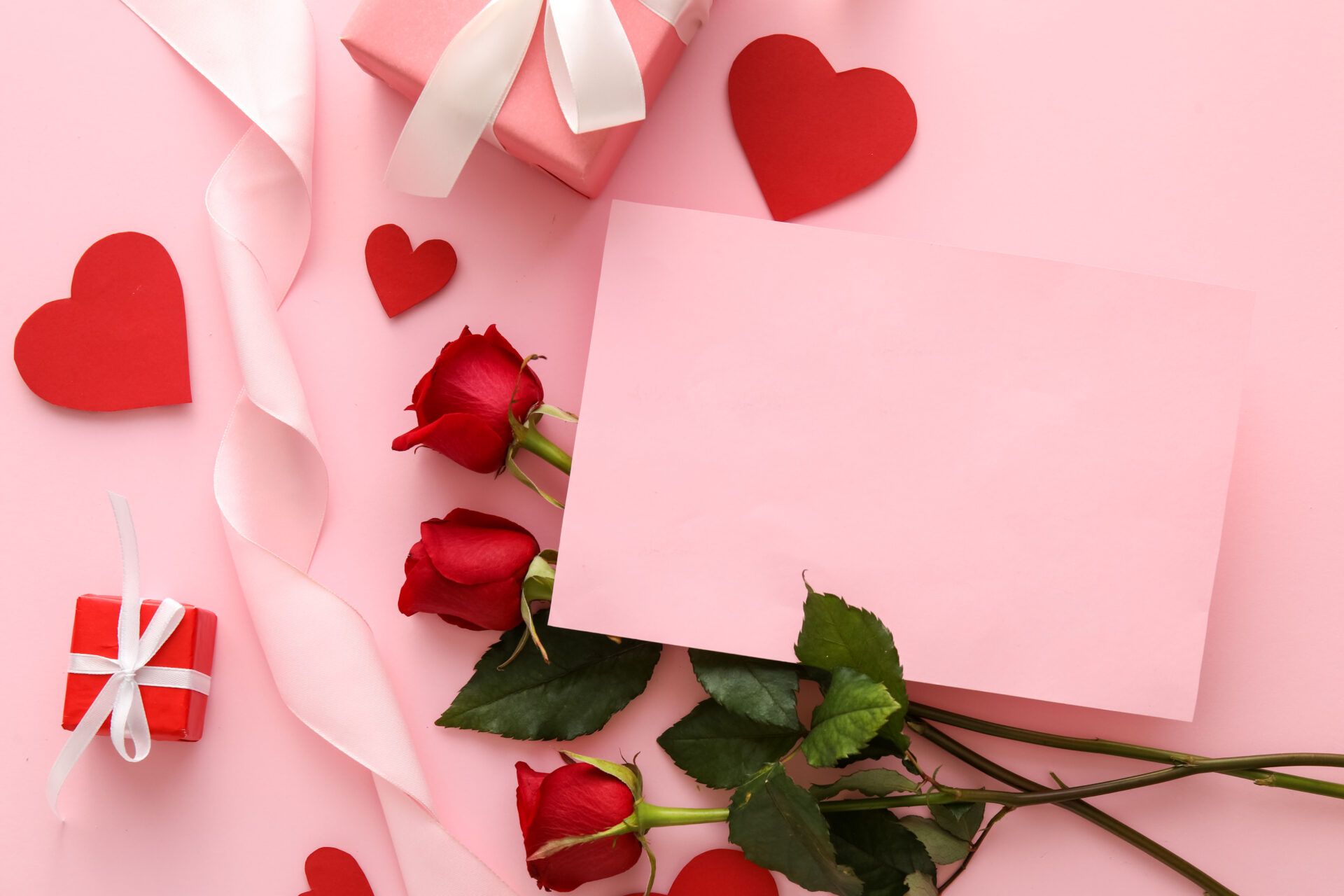 バレンタインイメージのピンクのボックスに赤いバラとハート、白いリボン