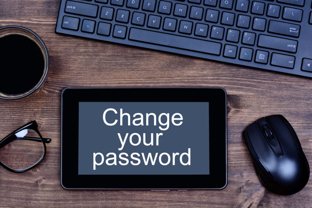 パソコンのキーボードと「パスワードを変えて下さい」と表示されたタブレット画面