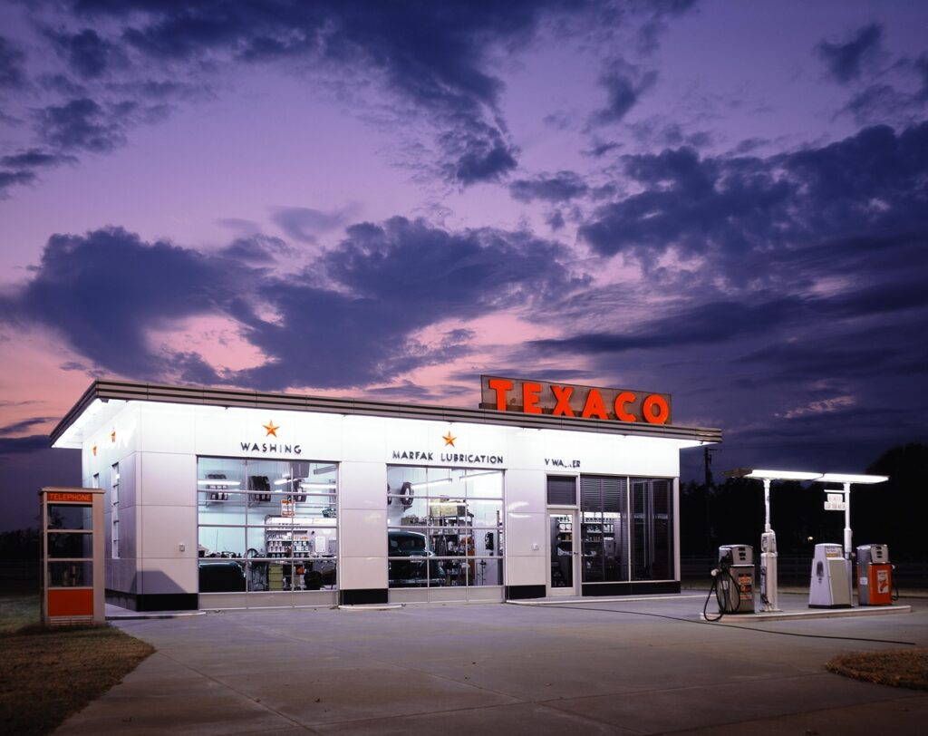 夕景の美しいガソリンスタンド