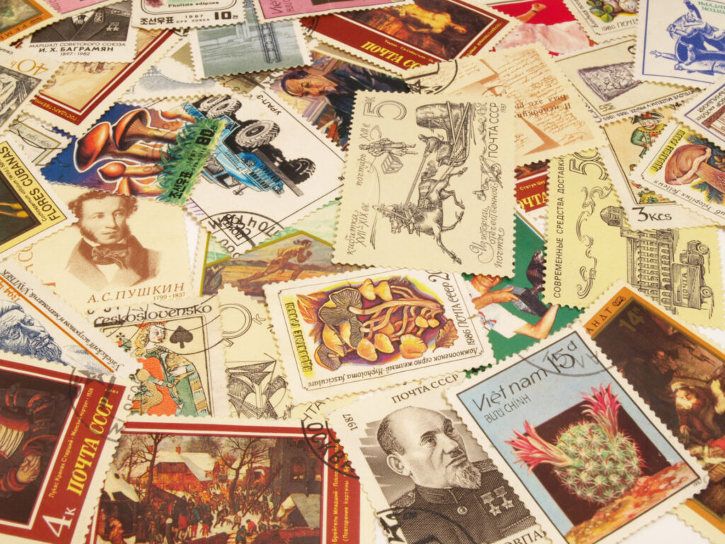 消印の押された大量の切手