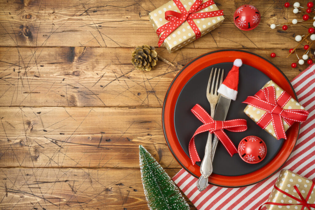 クリスマスディナー用のプレートとナイフとフォークのセット