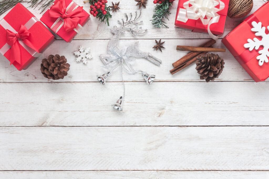 白い板の上のクリスマスプレゼントや冬のイメージアイテム